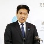 　閣議後に記者会見する松本文科相＝２６日午前、文科省