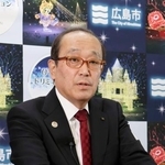 　記者会見で官邸筋の核兵器保有発言について言及する広島市の松井一実市長＝２６日午前、広島市役所