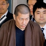 　「トケマッチ」を巡り、詐欺容疑で逮捕された福原敬済容疑者＝２６日正午、成田空港