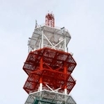 　修復工事が完了した「ＮＴＴ青森八戸ビル」屋上の鉄塔＝２６日午前、青森県八戸市