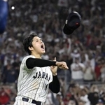 　前回のＷＢＣで優勝を決め、帽子を投げて喜ぶ大谷翔平＝２０２３年３月、マイアミ