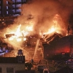 　消火活動が続く旦過市場の火災現場＝２０２２年８月、北九州市小倉北区