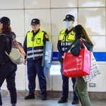 　爆破予告を受けて、地下鉄の台北駅周辺を警戒する警察官＝２２日、台北市（共同）