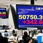 　日経平均株価の終値を示すモニター＝２６日午後、東京都港区の外為どっとコム
