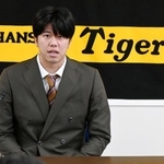 　契約更改交渉を終え、記者会見する阪神・才木＝２６日、兵庫県西宮市