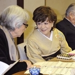 　任期最後の横綱審議委員会に臨む内館牧子委員（中央）。左は山田洋次委員＝２０１０年１月、東京・両国国技館