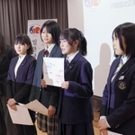 　２６日、ソウルの日本大使館公報文化院で、宮城県塩釜市の魅力を伝えるメッセージを撮影する中高生ら（共同）