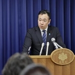 　白石隆浩死刑囚の死刑執行について記者会見する鈴木法相＝６月、法務省