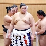 　新たにできた綱を締める大の里＝２６日、茨城県阿見町の二所ノ関部屋