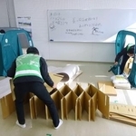 　大分市佐賀関の避難所が閉鎖となり、片付けをする市職員＝２６日午後（大分市提供）