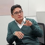 　取材に答えるミラノ・コルティナ冬季五輪組織委のサッフィオティ氏＝イタリア・ミラノ（共同）