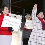 　街頭演説する社民党の福島党首（右）と共産党の田村委員長＝２６日午後、東京都内