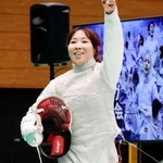 　女子フルーレを制し喜ぶ上野優佳＝東京都港区ＳＣ