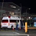 　事件のあった横浜ゴム三島工場の出入り口付近＝２６日午後８時２分、静岡県三島市