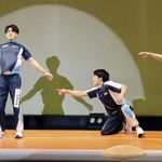 　能登半島地震チャリティーイベントに出演して宙返りを披露した体操男子の橋本大輝選手（左）と谷川航選手（中央）ら＝８日、川崎市