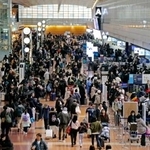 　利用客で混雑する羽田空港の国内線出発ロビー＝２７日午前