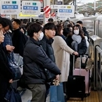 　年末年始の帰省客などで混雑するＪＲ東京駅の新幹線ホーム＝２７日午前