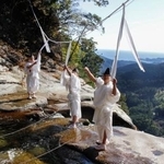 　「那智の滝」に架かる大しめ縄を張り替える神職＝２７日午前、和歌山県那智勝浦町