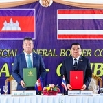 　タイ東部の国境検問所で会談したタイのナタポン国防相（右）とカンボジアのティア・セイハ国防相＝２７日（カンボジア政府提供・共同）