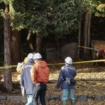 　「緊急銃猟」で銃を構える猟友会のハンター（右奥）ら＝１０月、札幌市西区