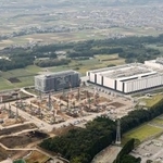 　ＴＳＭＣ熊本第２工場の建設地（手前左）。同右は第１工場＝１０月、熊本県菊陽町