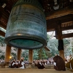 　大みそかの本番を前に、京都市東山区の知恩院で行われた除夜の鐘の試し突き。厳かな鐘の音が古都の空に響き渡った＝２７日午後