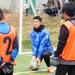 　小学生の前で実演する日本代表ＧＫ早川友基＝横浜市