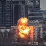 　２７日、ウクライナの首都キーウでロシアによる無人機攻撃を受けた住宅（ロイター＝共同）