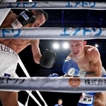 　１０回、フェリックス・アルバラード（右）を攻める矢吹正道＝愛知県国際展示場