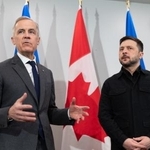 　ウクライナのゼレンスキー大統領（右）と会談するカナダのカーニー首相＝２７日、ハリファクス（カナダ通信・ＡＰ＝共同）