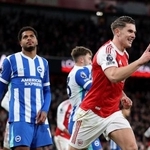 　アーセナルに２点目を許し、肩を落とすブライトンのルター（左）＝２７日、ロンドン（ロイター＝共同）