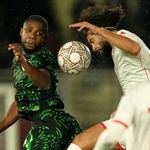 　競り合うチュニジア（右）とナイジェリアの選手＝２７日、フェス（ＡＰ＝共同）