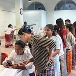 　２８日、ミャンマー最大都市ヤンゴンの投票所に並ぶ有権者ら（共同）