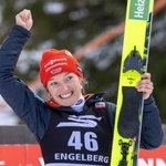 　Ｗ杯ジャンプ女子個人第１０戦で表彰式に臨むドイツのカタリナ・シュミット＝２１日、スイス（ＡＰ＝共同）