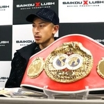 　ＩＢＦフライ級世界戦から一夜明け、記者会見する矢吹正道＝２８日、愛知県常滑市