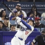 　左投手の変化球をとらえ５１号ソロを放つドジャース・大谷＝９月、ロサンゼルス（共同）