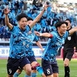 　早実-徳島市立　前半、先制ゴールを決め、駆け出す徳島市立・芳田（左）＝国立競技場