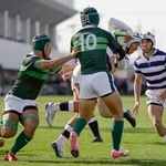 　専大松戸-秋田工　後半、突進する秋田工・菅原巧（右から２人目）。右端は川瀬＝花園