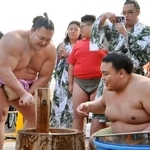 　餅つきをする朝乃山（左）＝２８日、東京都墨田区の高砂部屋