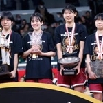 　初優勝を果たし笑顔で記念写真に納まる主将の幡出（左から３人目）ら大阪薫英女学院の選手＝東京体育館