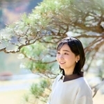 　赤坂御用地を散策し、松の木を背景に記念撮影される秋篠宮家の次女佳子さま＝５日、東京・元赤坂（宮内庁提供）