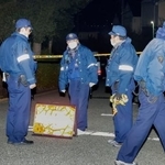 　男性が刺された現場周辺に集まった愛知県警の捜査員＝２９日午前０時２１分、名古屋市