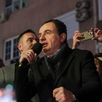 　コソボ議会選で勝利し、支持者の前で話すクルティ首相＝２８日、コソボ・プリシュティナ（ロイター＝共同）