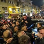 　支持者にあいさつするコソボのクルティ首相＝２８日、コソボ・プリシュティナ（ＡＰ＝共同）