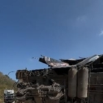 　メキシコ南部オアハカ州ニサンダ近くで横転した車両＝２８日（ロイター＝共同）