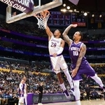 　キングズ戦でダンクシュートを決めるレーカーズの八村（２８）＝ロサンゼルス（ＮＢＡＥ・ゲッティ＝共同）