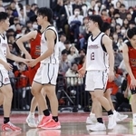 　東山を破って２連覇を決めた福岡大大濠の選手たち＝東京体育館