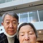 　江蔵智さん（左）と育ての母親チヨ子さん＝２０２４年５月、東京都内（江蔵智さん提供）