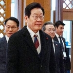 　２９日、ソウルの青瓦台に初出勤した李在明大統領（共同）