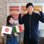 　スピードスケートの全日本選手権から一夜明け、妻のカーリング女子、吉田夕梨花（左）とポーズをとる新濱立也＝２９日、長野市